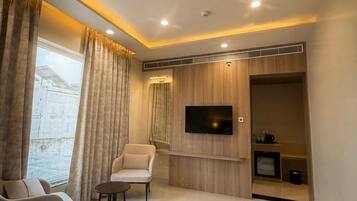 Quarto luxo | Frigobar, cofres nos quartos, escrivaninha