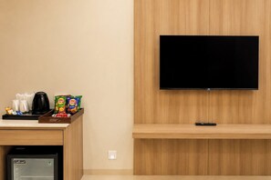 Twin Room | Minibar, in-room safe, desk, laptop workspace