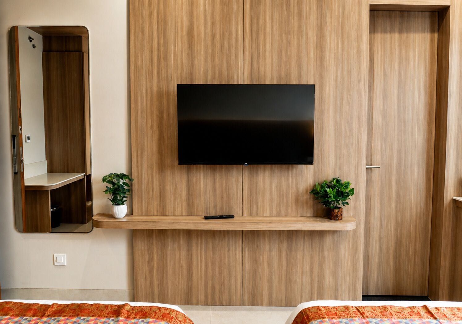 Twin Room | Minibar, in-room safe, desk, laptop workspace