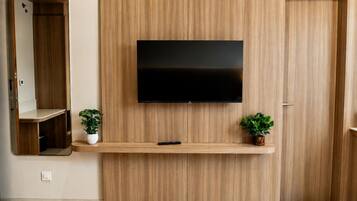 Twin Room | Minibar, in-room safe, desk, laptop workspace