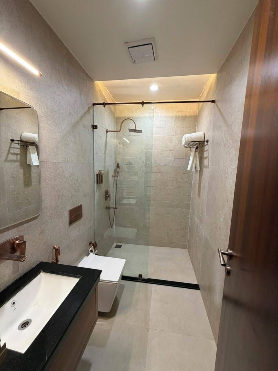 Presidential Suite | Bathroom | Shower, free toiletries, slippers, towels
