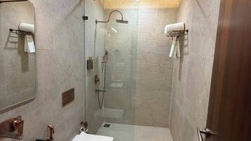 Presidential Suite | Bathroom | Shower, free toiletries, slippers, towels