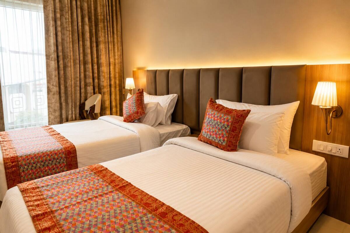 Twin Room | Minibar, in-room safe, desk, laptop workspace