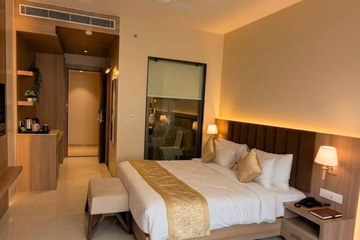 Executive Room | Minibar, in-room safe, desk, laptop workspace