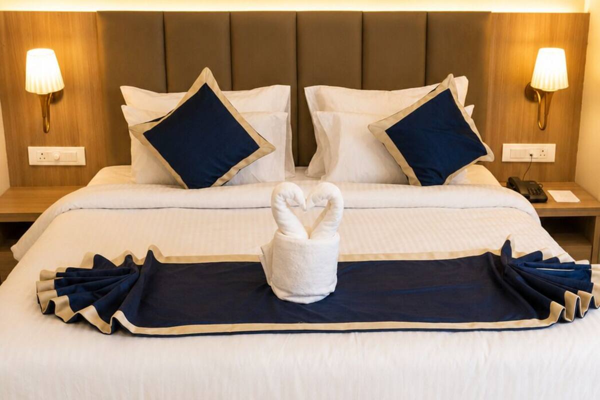 Deluxe Room | Minibar, in-room safe, desk, laptop workspace