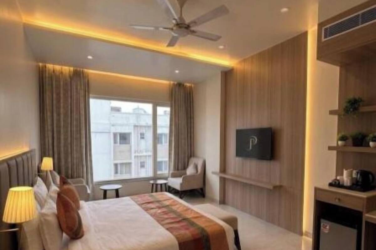 Executive Room | Minibar, in-room safe, desk, laptop workspace