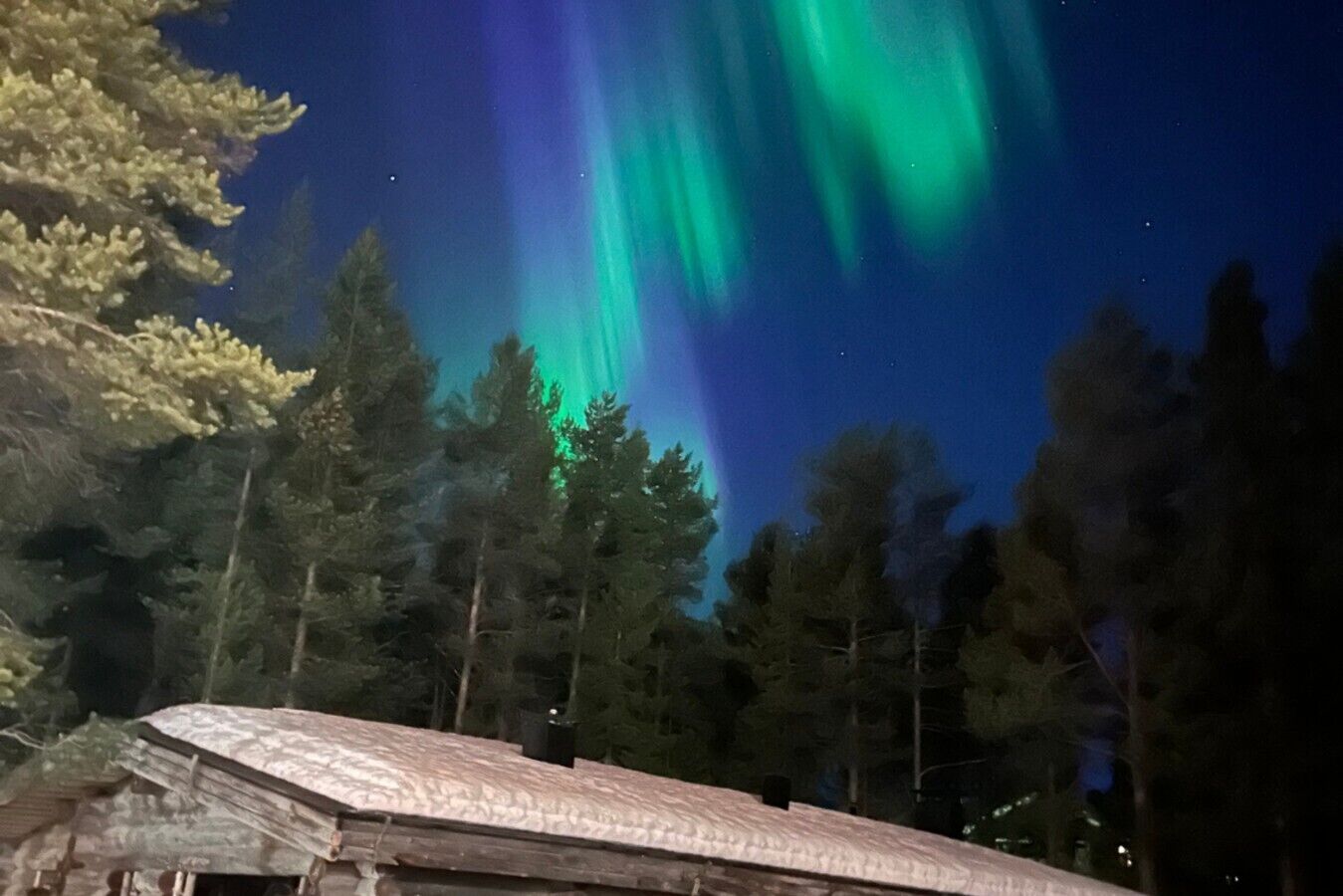 Ein Nachthimmel mit sichtbarer Nordlichter.