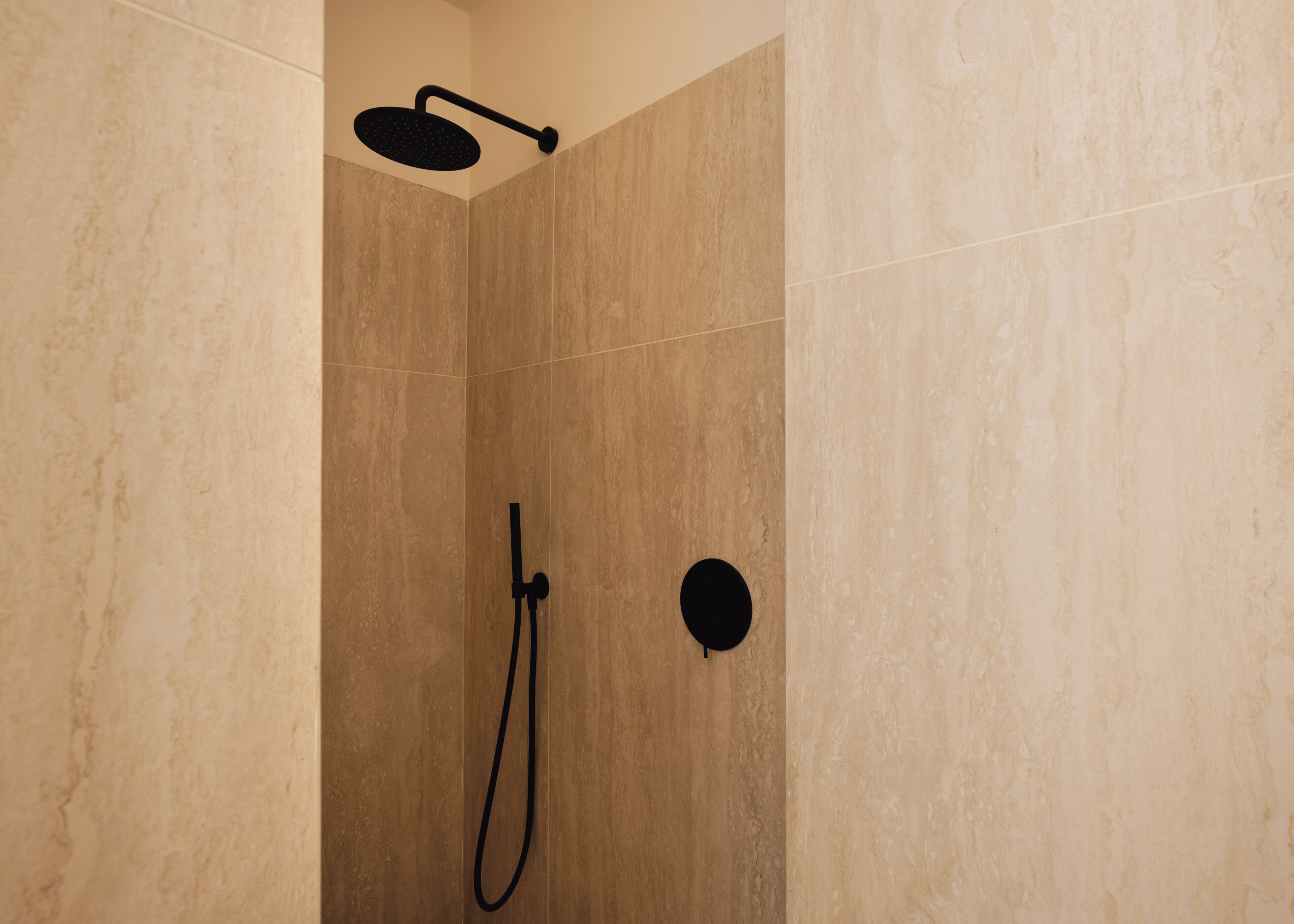 Suite de lujo, vistas a la colina | Baño | Ducha, artículos de higiene personal gratuitos y secador de pelo