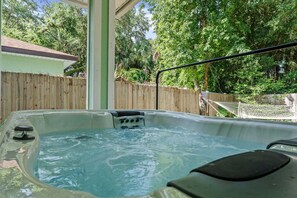 Outdoor spa tub - Relax in Palm Coast Hot Tub, Fire Pit, Gourmet Kitchen & Coastal Charm (Palm Coast)
