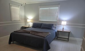 Room - Serene 3-bedroom house with AC in charming Sarasota (Sarasota)