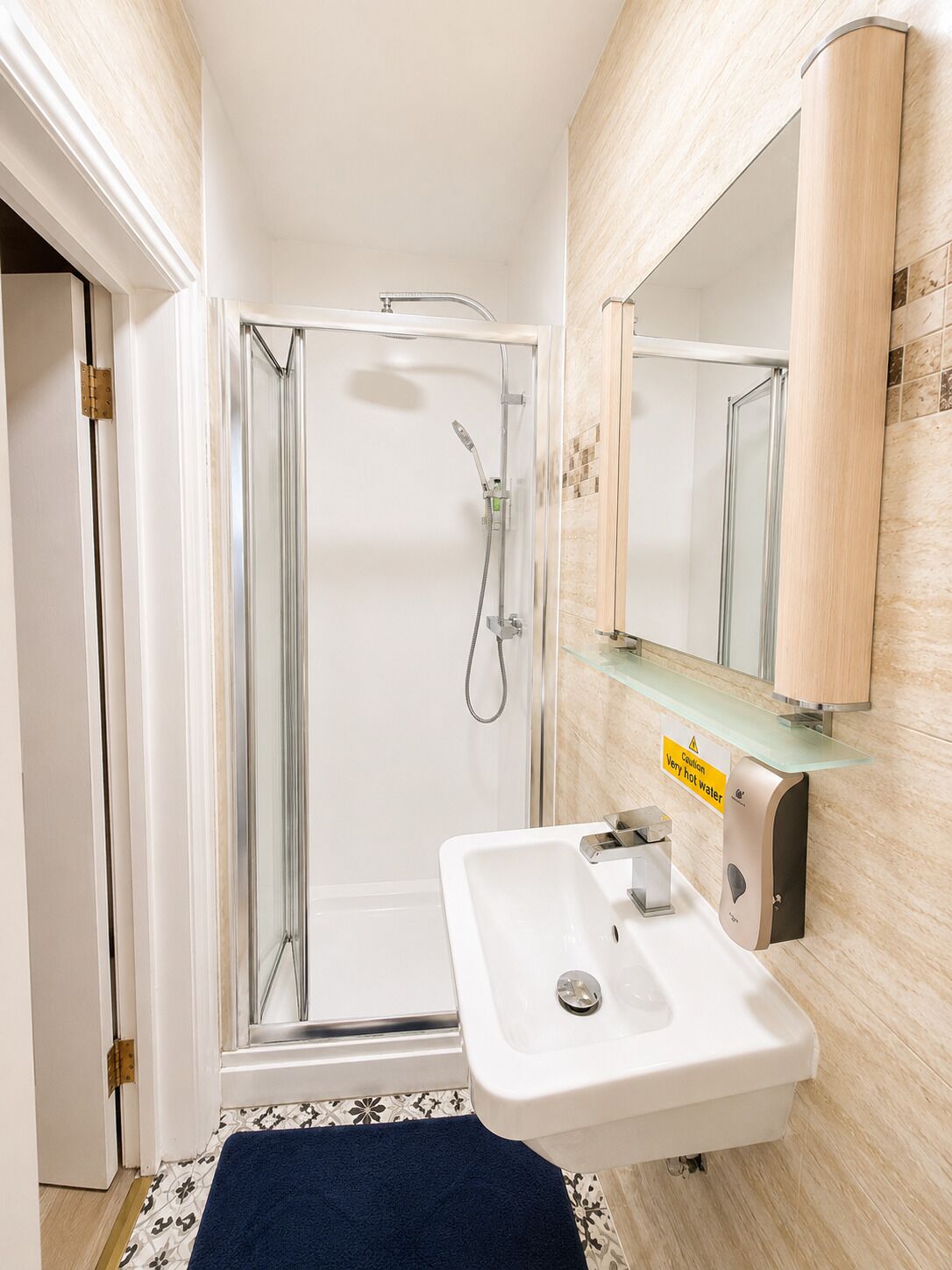 Comfort Double Room | Bathroom | Shower, free toiletries, towels, soap