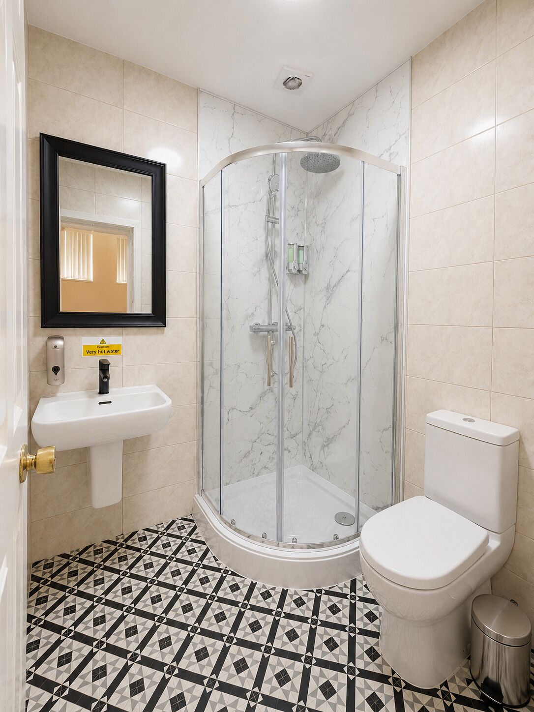 Habitación doble Confort | Baño | Regadera, amenidades de baño gratuitas, toallas, jabón 