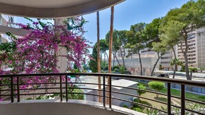A balcony with a view of a cityscape, including buildings and trees. - Paraiso Mar Apartments in Calpe VICTORIA (Calpe / Calp)