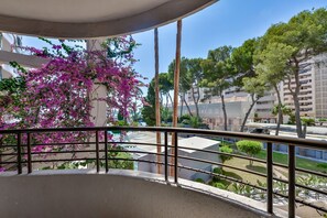 A balcony with a view of a cityscape, including buildings and trees. - Paraiso Mar Apartments in Calpe VICTORIA (Calpe / Calp)