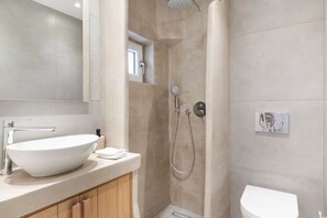 Shower, towels - Holiday Home 'Mykonos Serenity 1' with Shared Pool, Wi-Fi and Air Conditioning (Mykonos)