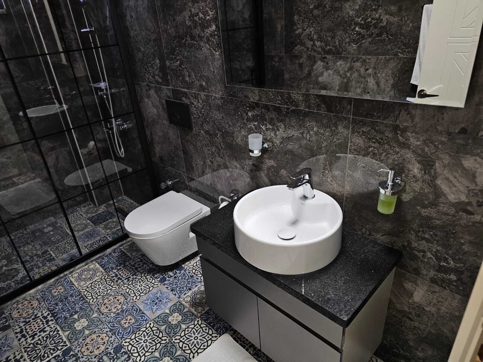 Ducha, toallas, jabón, shampoo