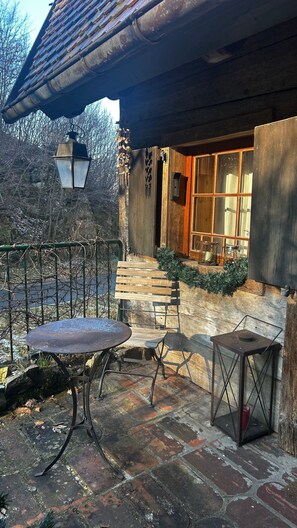 Outdoor dining - Apartment Haus 's Donisls with Private Terrace, Garden and Wi-Fi (Münstertal)