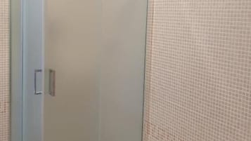 Chambre Supérieure Double ou avec lits jumeaux, vue mer | Salle de bain | Douche, articles de toilette gratuits, sèche-cheveux