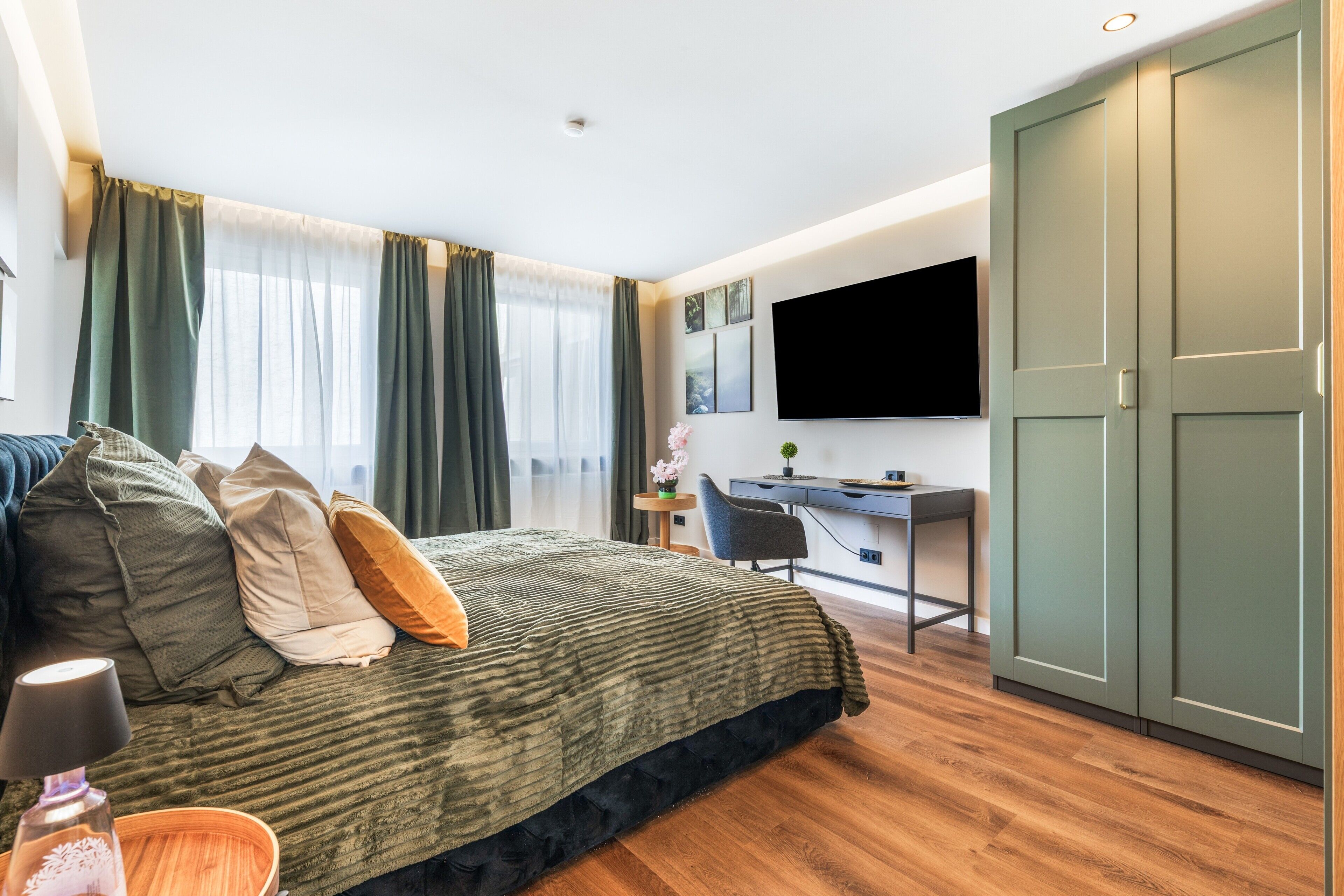 Iron/ironing board, WiFi, bed sheets