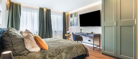 Iron/ironing board, WiFi, bed sheets