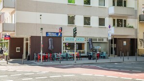 Outdoor dining - Fortyfour – Suite Wiesbaden: Modern, Newly Renovated Studio Apartment (Wiesbaden)