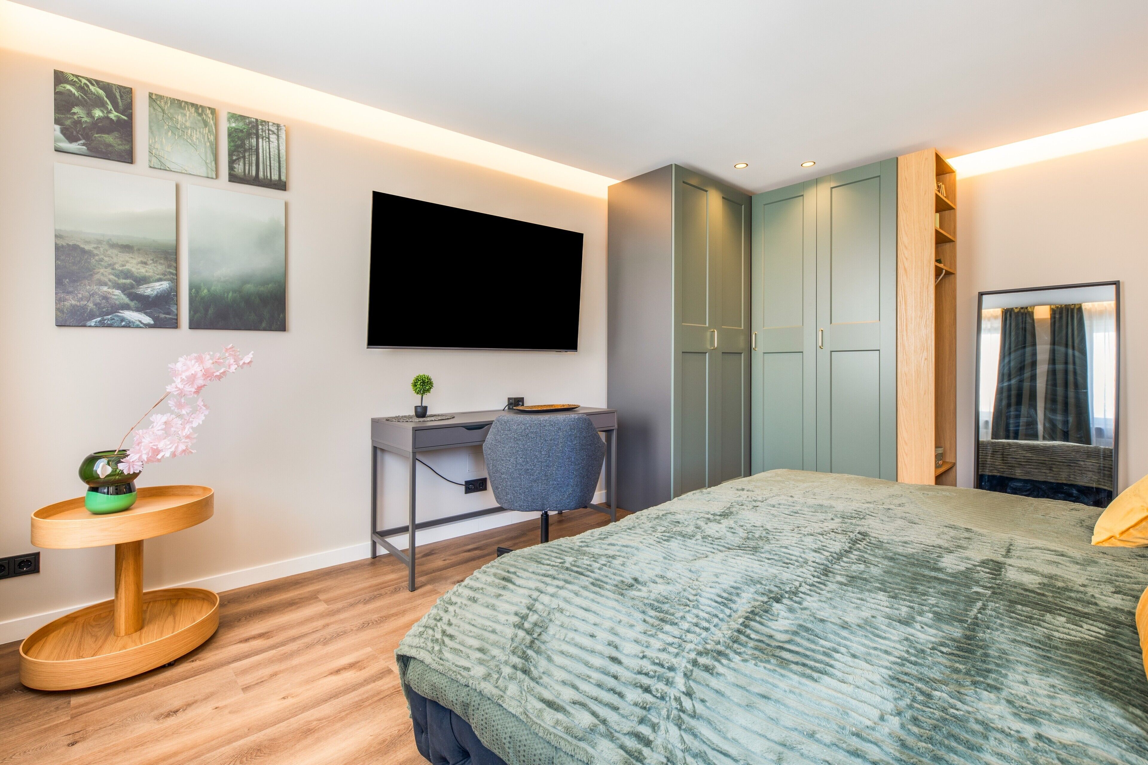 Iron/ironing board, WiFi, bed sheets