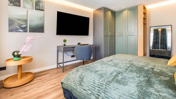 Iron/ironing board, WiFi, bed sheets - Fortyfour – Suite Wiesbaden: Modern, Newly Renovated Studio Apartment (Wiesbaden)