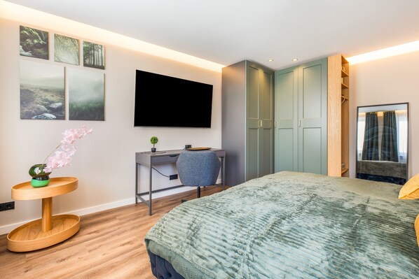 Tabla de planchar con plancha, wifi y ropa de cama 