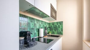 Coffee/tea maker, fridge, microwave, stovetop - Fortyfour – Suite Wiesbaden: Modern, Newly Renovated Studio Apartment (Wiesbaden)