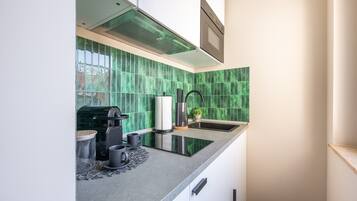 Coffee/tea maker, fridge, microwave, stovetop