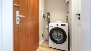 Interior - Fortyfour – Suite Wiesbaden: Modern, Newly Renovated Studio Apartment (Wiesbaden)
