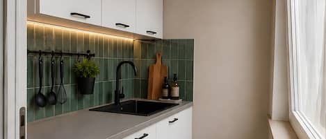 Cafetera y tetera, refrigerador, microondas y parrilla de estufa