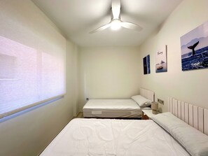 Tabla de planchar con plancha, wifi y ropa de cama 