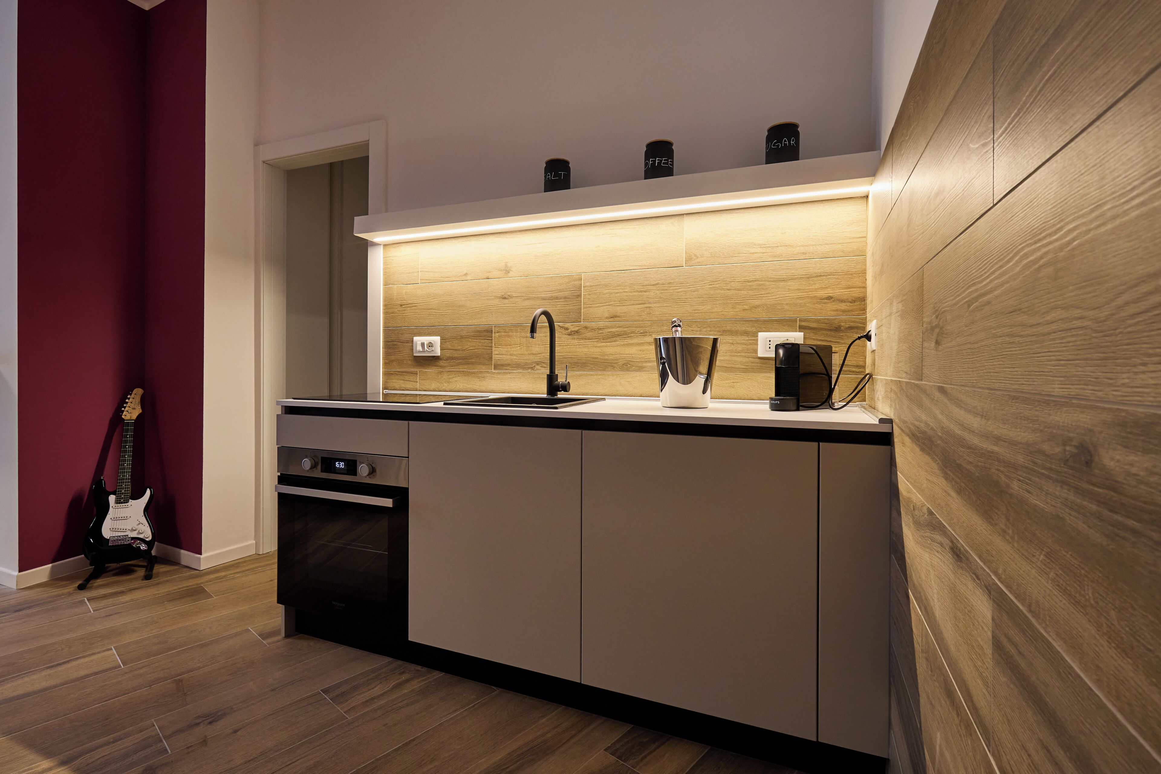 Coffee/tea maker, fridge, microwave, oven