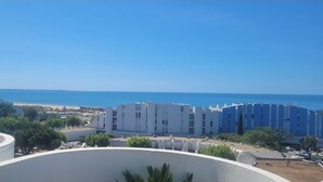 Blick auf die Küste mit Gebäuden, einem klaren Himmel und einem Strand in der Ferne.