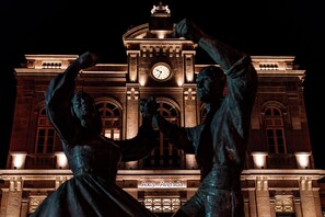 A building with a clock tower and a sign reading 'Axis Avenida'. - Axis Avenida (Viana do Castelo)