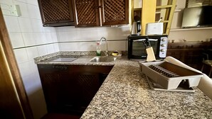 Cafetera/tetera, refrigerador, microondas, horno