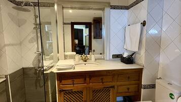 Een douche, een haardroger, een bidet, handdoeken
