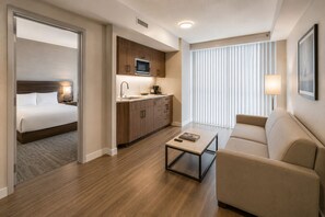Room - Bright 2BR City Suite Close to Transit & Top Sights (Toronto)