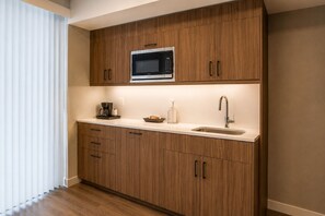 Private kitchen - Bright 2BR City Suite Close to Transit & Top Sights (Toronto)