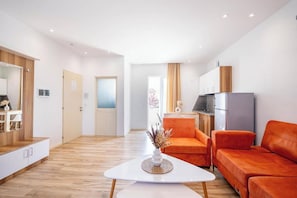 Apartamento, balcón | Zona de estar
