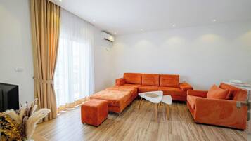Apartment, Balcony | Living area