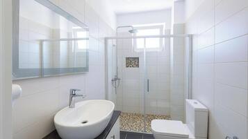 Apartemen, balkon | Kamar mandi | Shower, perlengkapan mandi gratis, handuk, dan tisu toilet
