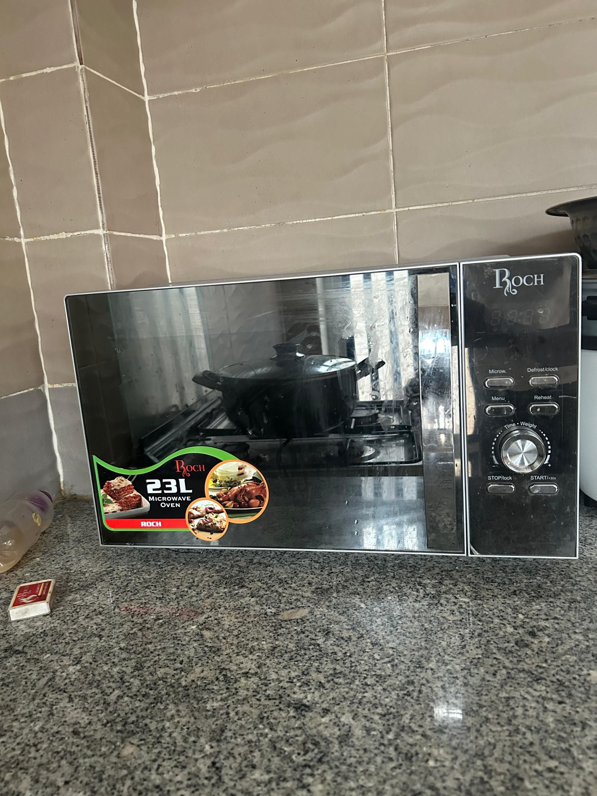 Cozinha com micro-ondas e visor digital.
