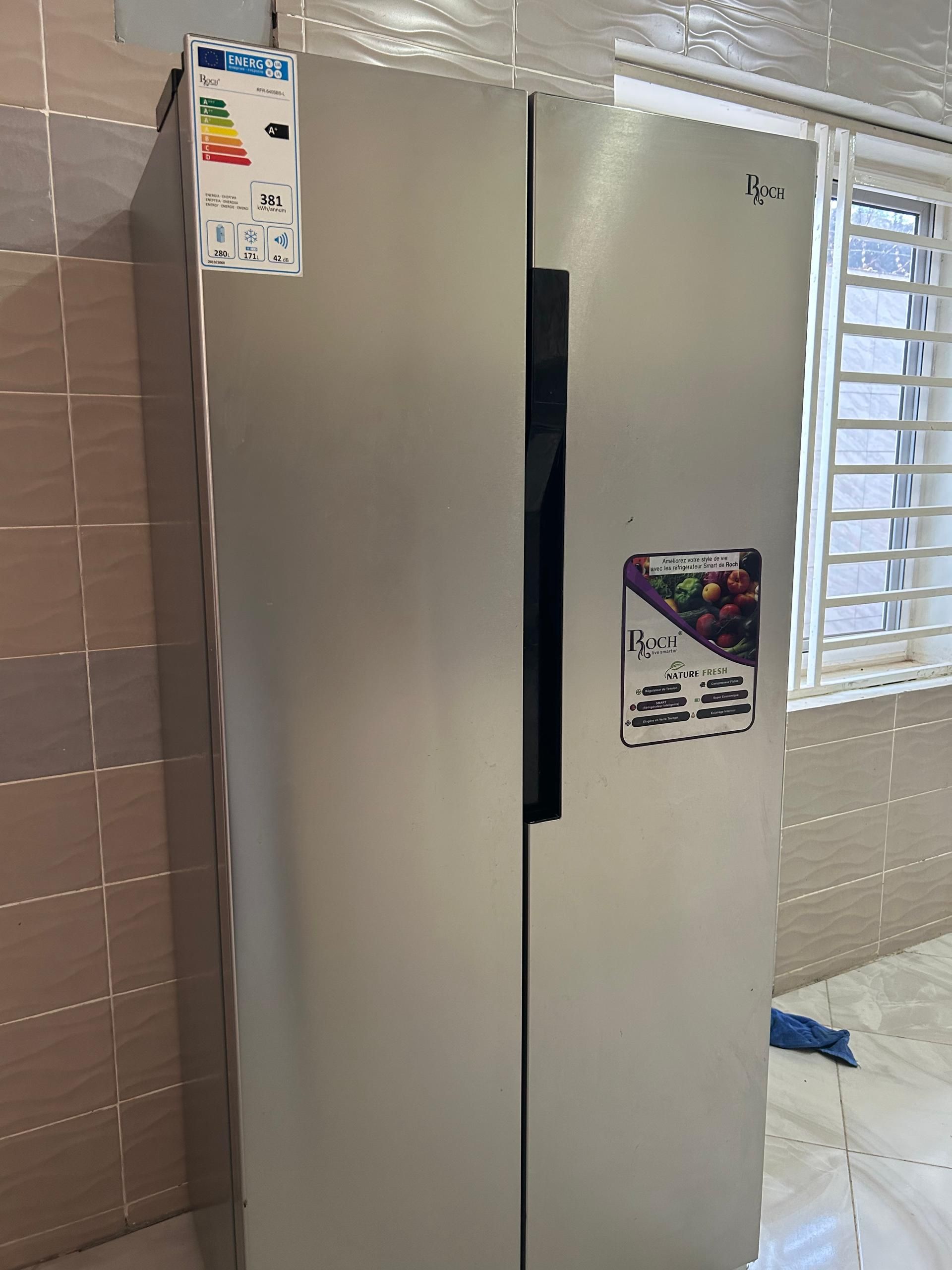 Een koelkast van roestvrij staal met een sticker die energie-efficiëntie aangeeft en het logo van Bosch.