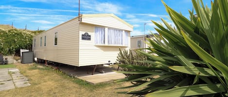 A mobile home with a sign that reads 'Horizon.'