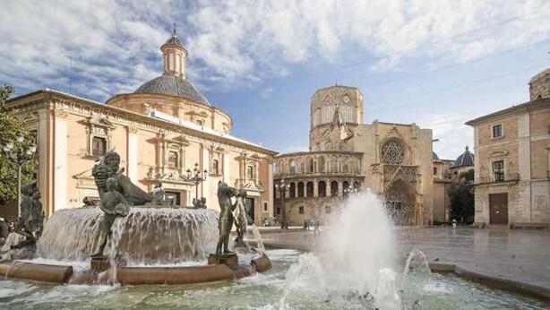 A historic plaza with a fountain, classical architecture, and a large dome structure. - Apartment Quart Mid-stay (Valencia)