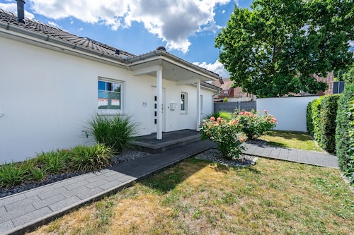 Bungalow „Haus Sonnenschein“ mit privater Terrasse, Garten und WLAN