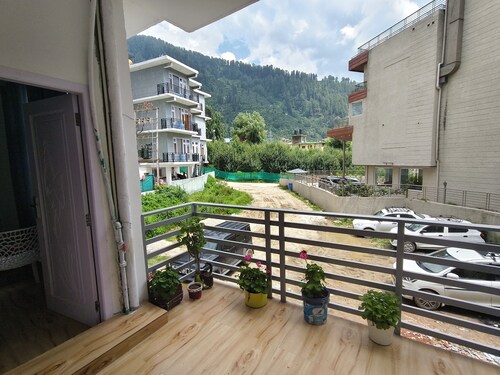 Enjoyable 8-bedroom apartment in charming Manali for your stay