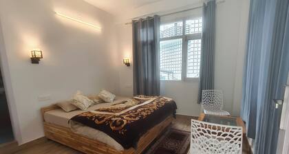 Enjoyable 8-bedroom apartment in charming Manali for your stay
